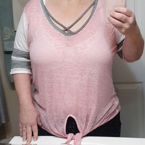 DerekโHeartโDistressedโtie-knotโTeeย โ1X - Picture 4 of 4